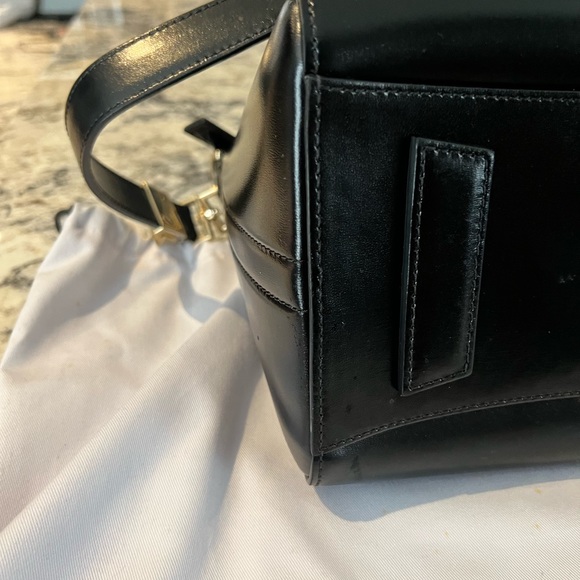 Authentic Black small Antigona satchel bag w/ gold hardware - Picture 7 of 7